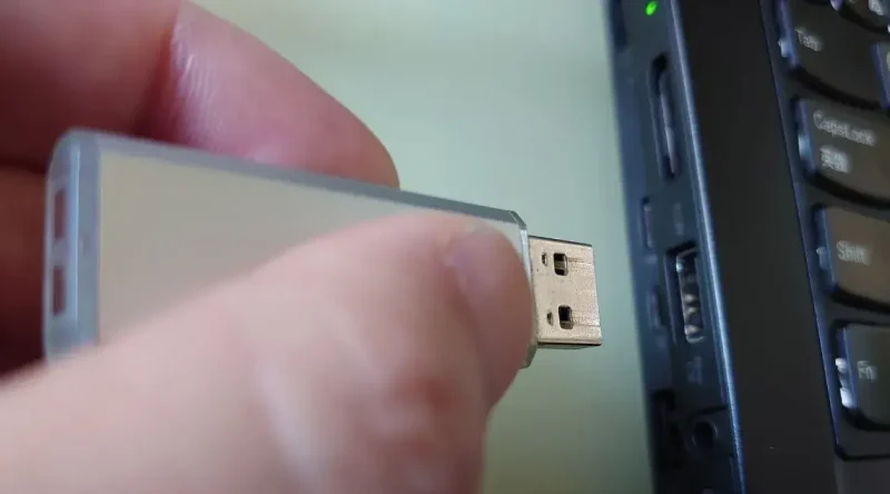 USBメモリをPCに接続